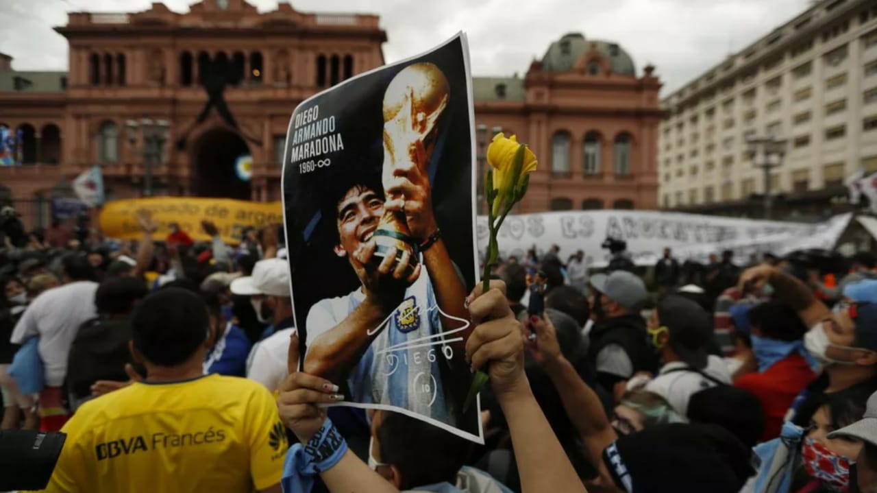  ARGENTINOS SE DESPEDEM DE MARADONA