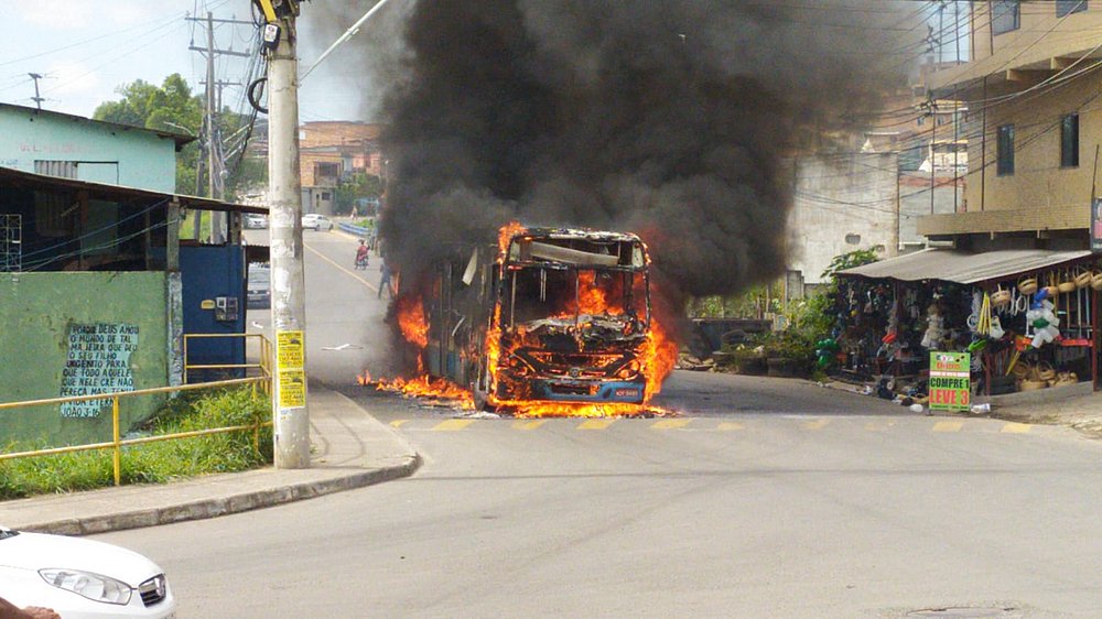  DOIS ÔNIBUS INCENDIADOS NO SUBÚRBIO DE SALVADOR