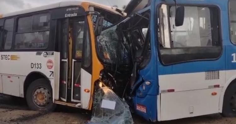  ACIDENTE ENTRE ÔNIBUS DEIXA 17 FERIDOS EM SALVADOR