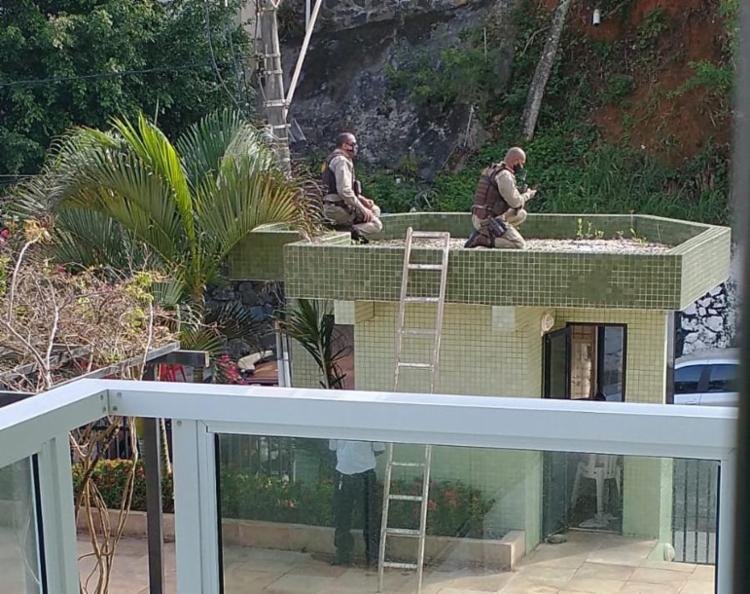  POLICIAIS TROCAM TIROS COM BANDIDOS NO BAIRRO DE ONDINA