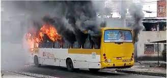  MANIFESTANTES ATEARAM FOGO EM ÔNIBUS NO BAIRRO DE PERIPERI