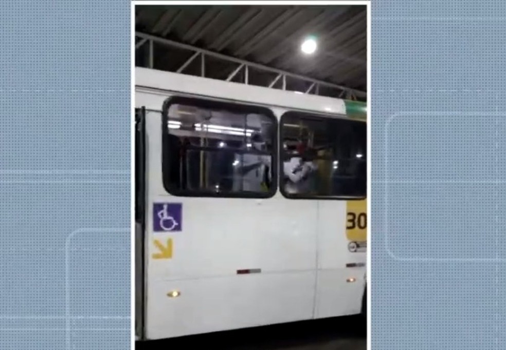  CONFUSÃO EM ÔNIBUS NA ESTAÇÃO PIRAJÁ