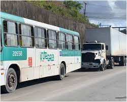  ACIDENTE COM ÔNIBUS E CARRETA DEIXA TRÂNSITO LENTO NA BR 324