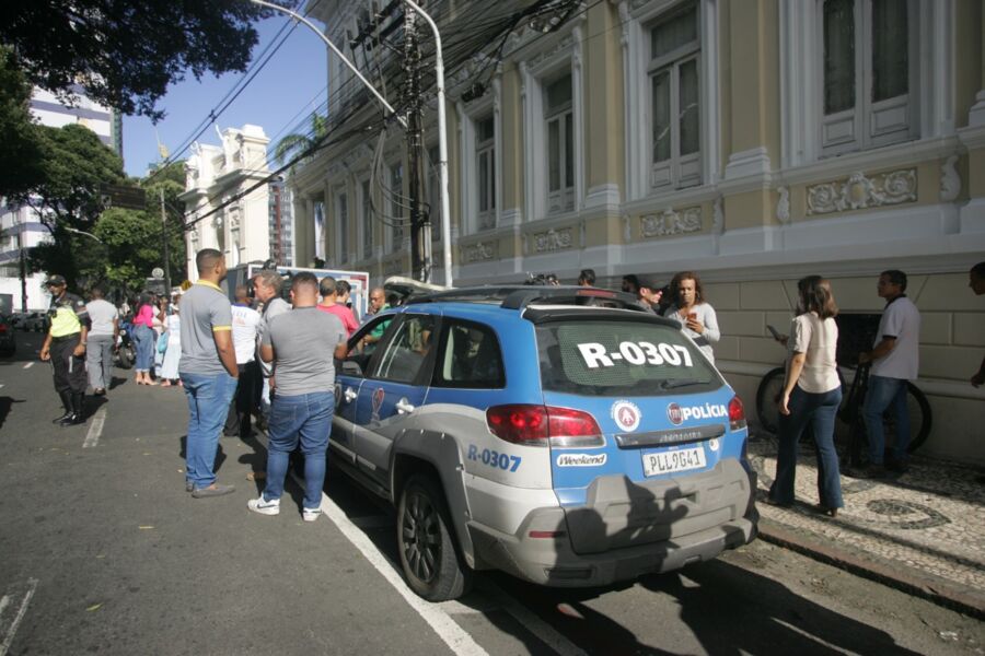  ADOLESCENTE MORRE EM ASSALTO NA AVENIDA SETE