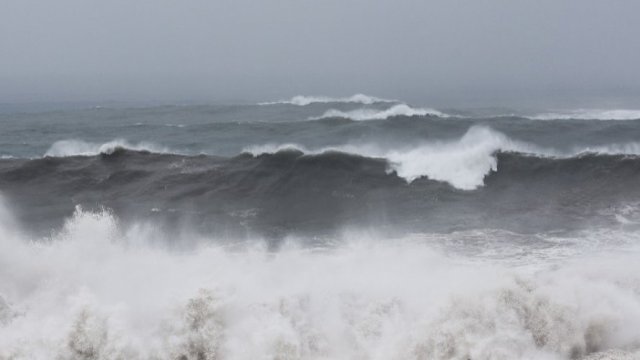  ALERTA DE ONDAS COM 2,5 METROS DE ALTURA EM SALVADOR