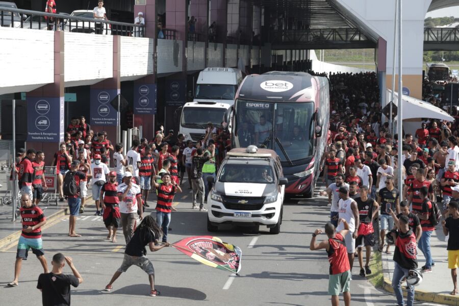  TORCEDOR DO VITÓRIA FAZ FESTA NO AEROPORTO