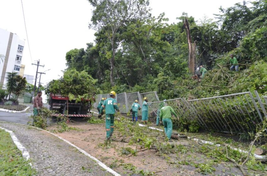  SALVADOR AMANHECE COM VENTOS FORTES E MUITA CHUVA