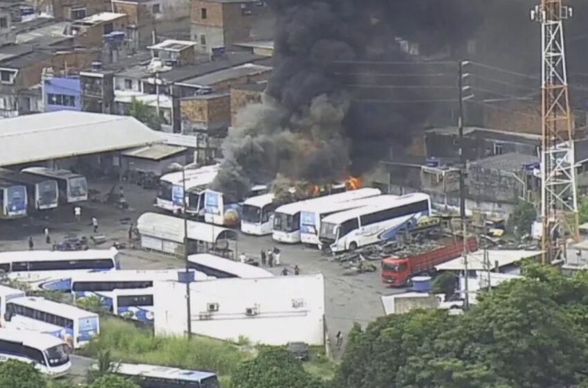  INCÊNDIO ATINGE GARAGEM DE ÔNOBUS EM SALVADOR