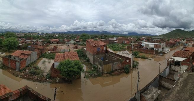  FORTES CHUVS ATINGEM O SUDOETE DA BAHIA, DEIXANDO FMÍLIAS DESABRIGADAS