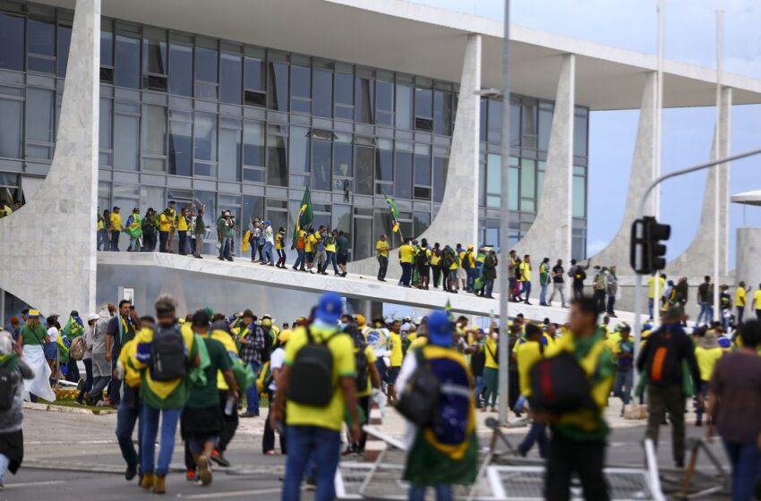  MANIFESTANTES INVADEM PLANALTO EM BRASÍLA E PRESISDENTE PROMETE AÇÃO PARA PUNIR VÂNDALOS