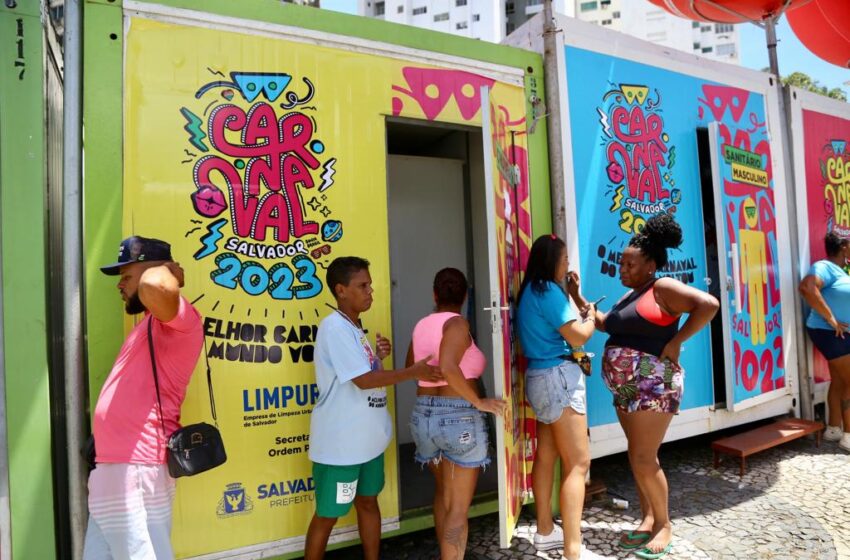  Ambulantes e catadores utilizam chuveiros públicos instalados nos circuitos do Carnaval