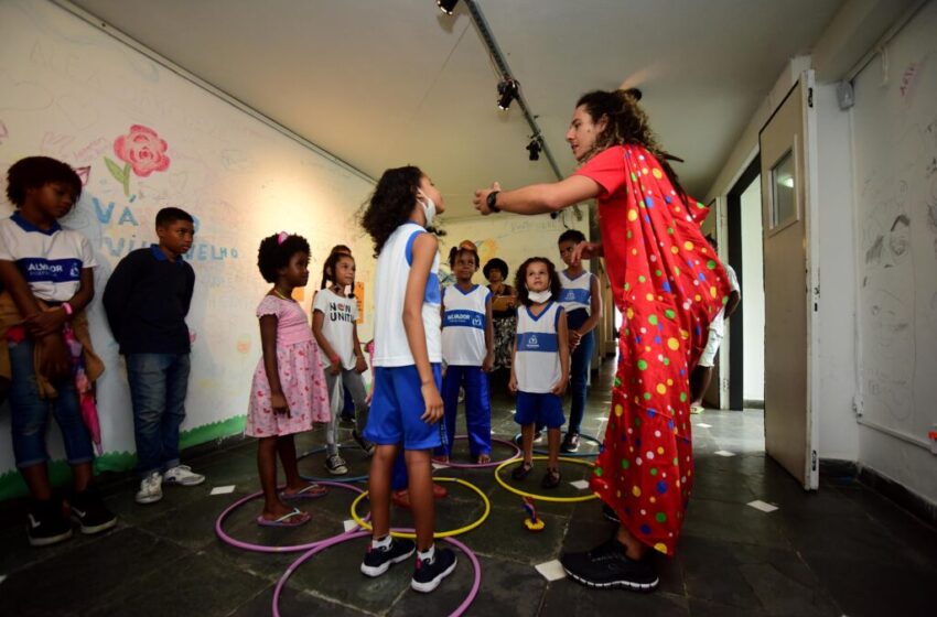  Alunos da Escola Municipal Cosme de Farias participam de atividade teatral