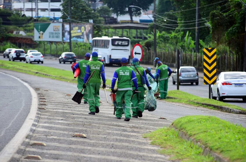  Limpurb realiza limpeza em trechos da BR-324