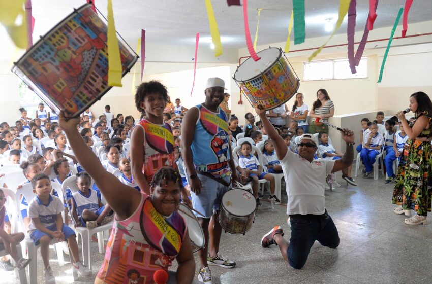  Escola Municipal da Engomadeira celebra Dia do Amigo com samba-reggae