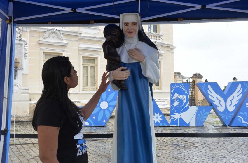  Imagem peregrina de Santa Dulce atrai baianos e turistas à Praça Municipal