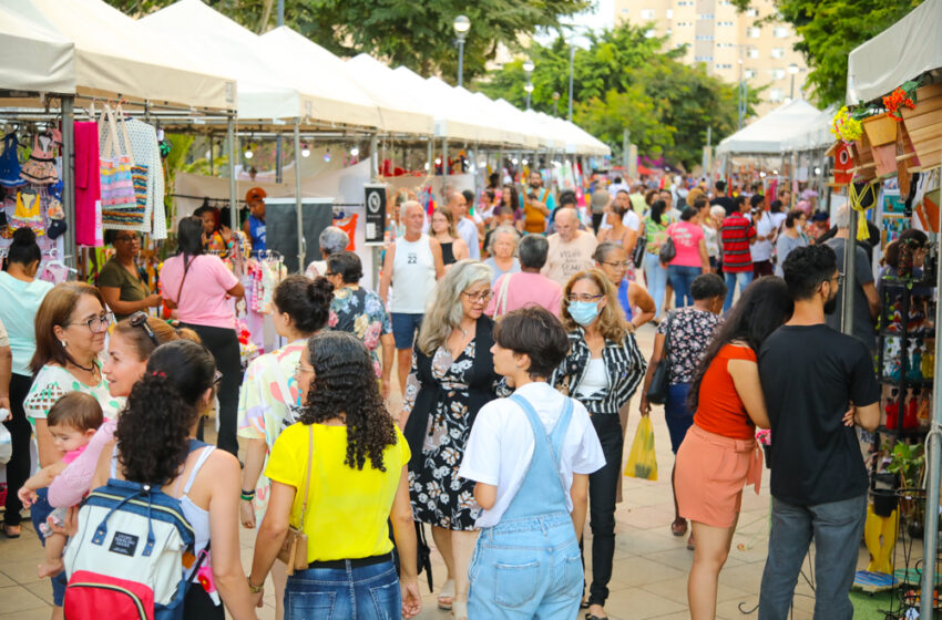  Com lazer e variedades de produtos, soteropolitanos prestigiam Feira das Artes na Praça do Campo Grande