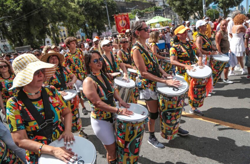  Lavagem do Bonfim reúne mais de 60 blocos que desfilam ao longo do trajeto rumo à Colina Sagrada