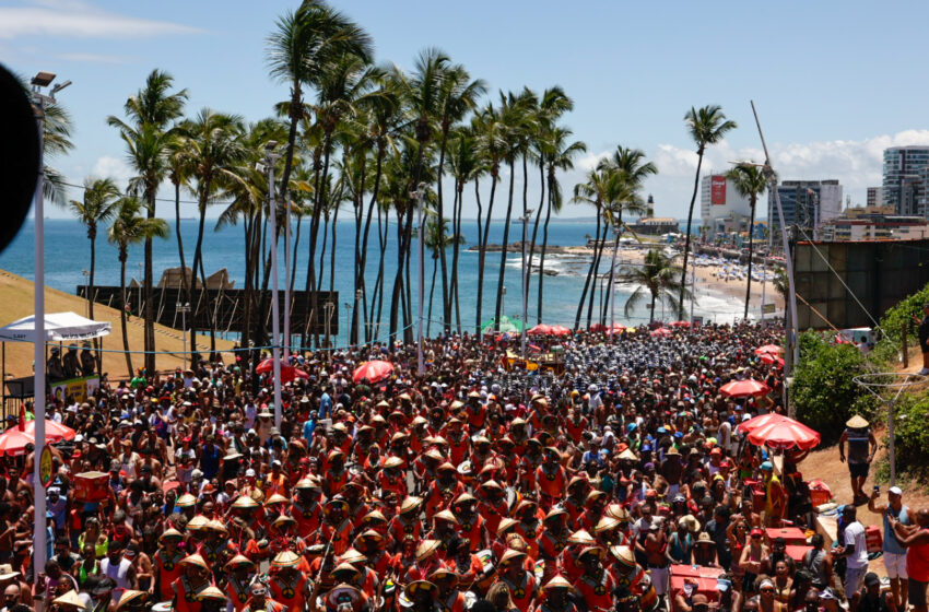  Mais que inimigos do fim: baianos e turistas aproveitam Arrastão da Quarta de Cinzas