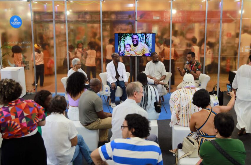  Desfile do Cortejo Afro e debate sobre identidade negra marcam quarto dia da Bienal do Livro Bahia