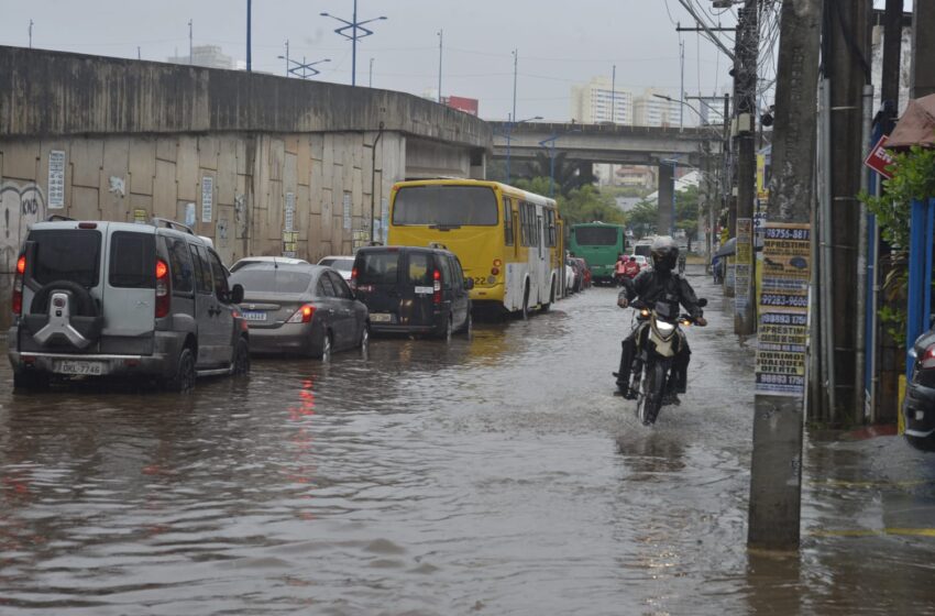  FORTES CHUVAS PROVOCAM TRANSTORNOS E DESABAMENTOS EM SALVADOR