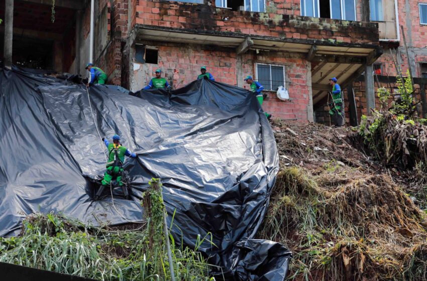  Limpurb reforça instalação de lonas em áreas de risco de Salvador no período das chuvas