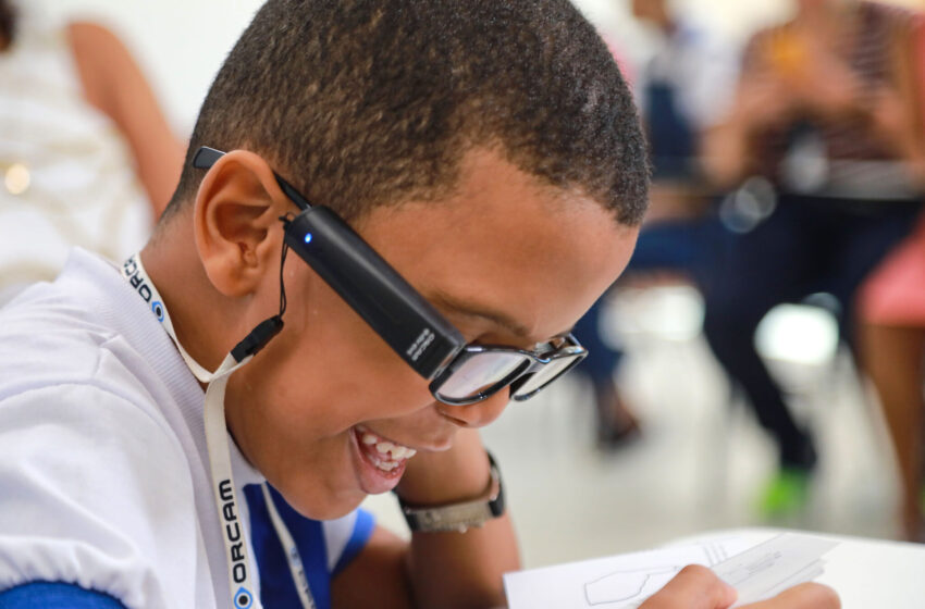  Alunos e professores da rede municipal de ensino recebem óculos digitais de leitura