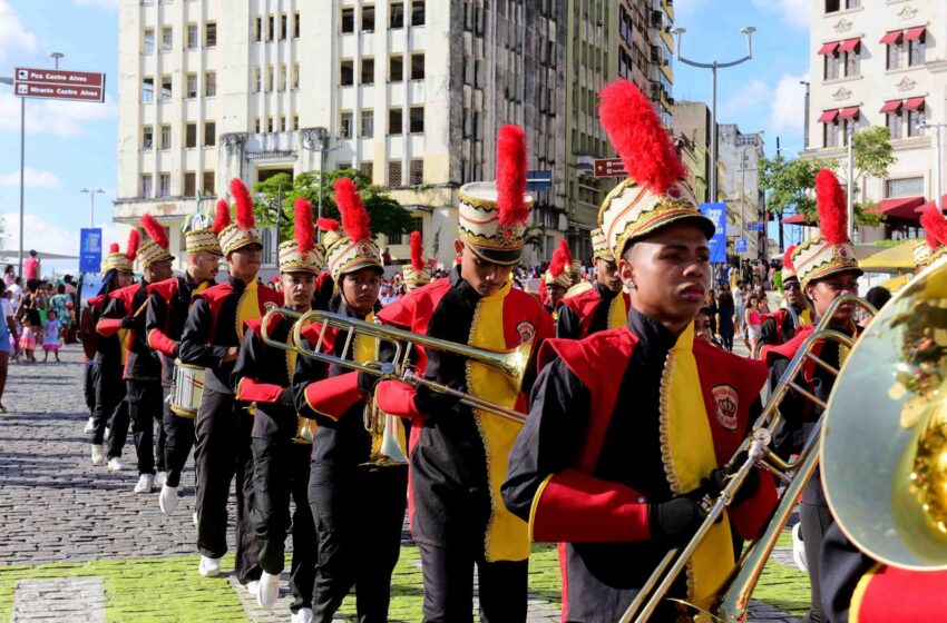  Fanfarras e balizas dão show de cores, movimentos e sonoridade no 2 de Julho