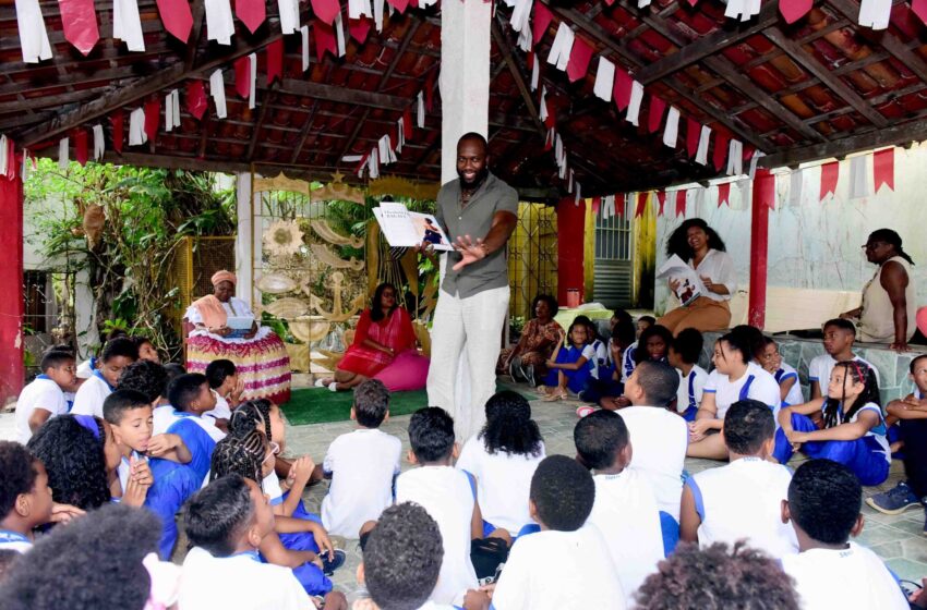  Festival Salvador Capital Afro: escritor beninense apresenta livro para alunos de escola municipal em São Gonçalo