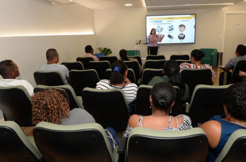  Prefeitura capacita ambulantes sobre práticas sanitárias para Natal Luz e festas populares