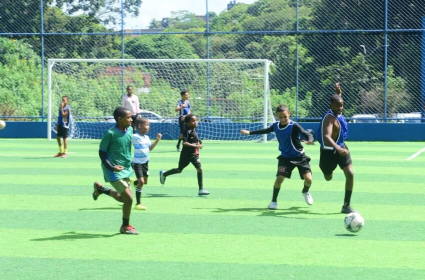  Prefeitura entrega arena esportiva com gramado sintético em Jaguaripe I e amplia opções de lazer em Cajazeiras