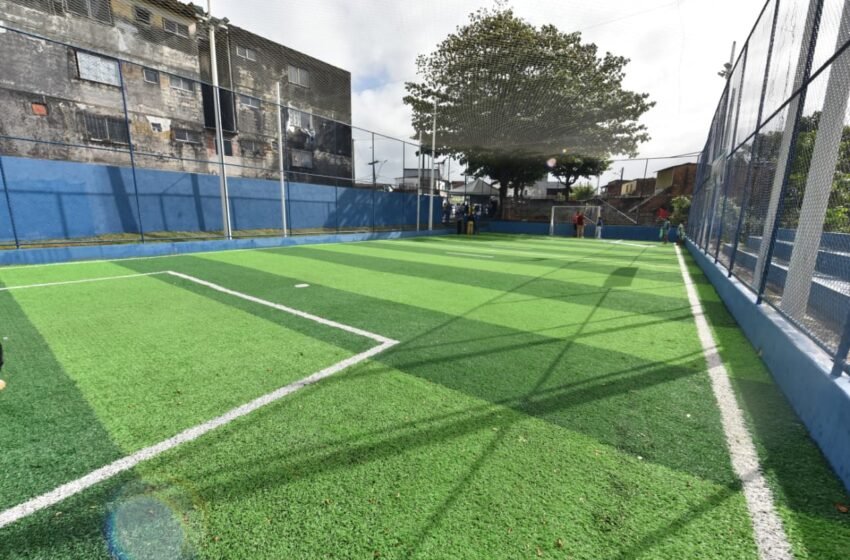  Em dia de jogo do Brasil, Prefeitura entrega arena de grama sintética em Cajazeiras XI e supera marca de 100 novos campos em Salvador