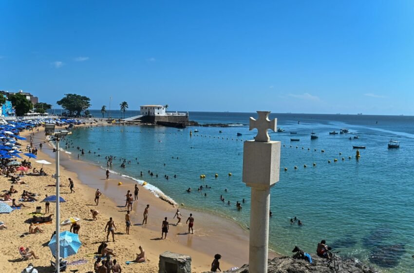 Boias de proteção completam um mês no Porto da Barra com aprovação de banhistas